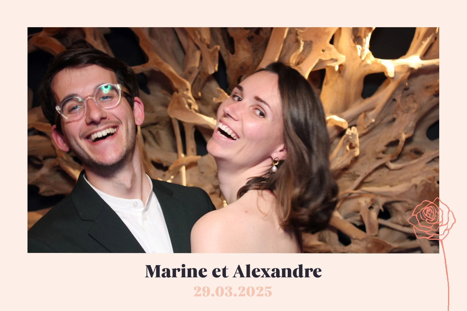 Animation photobooth lors d'un mariage en Val-d'Oise — invités qui s'amusent