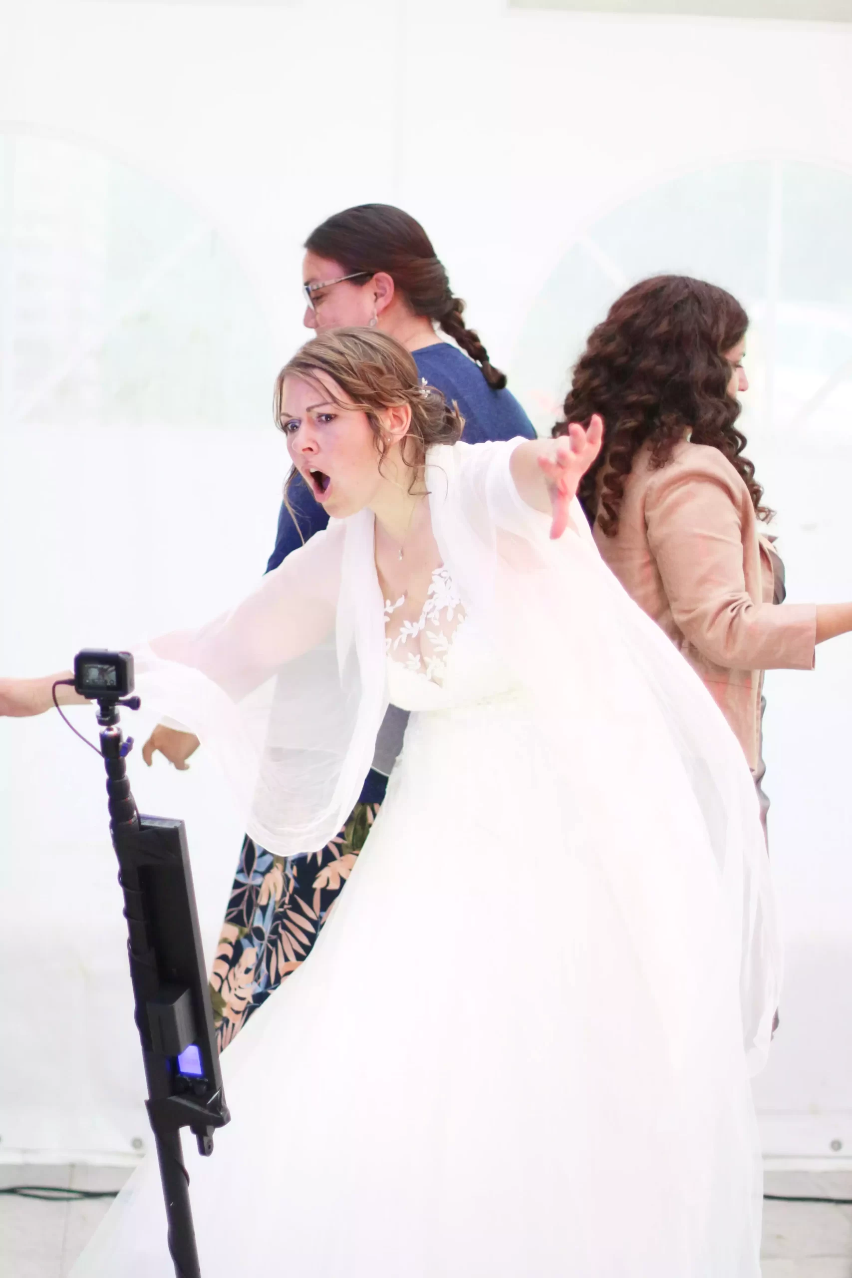 Couple sur vidéobooth 360° lors de leur mariage