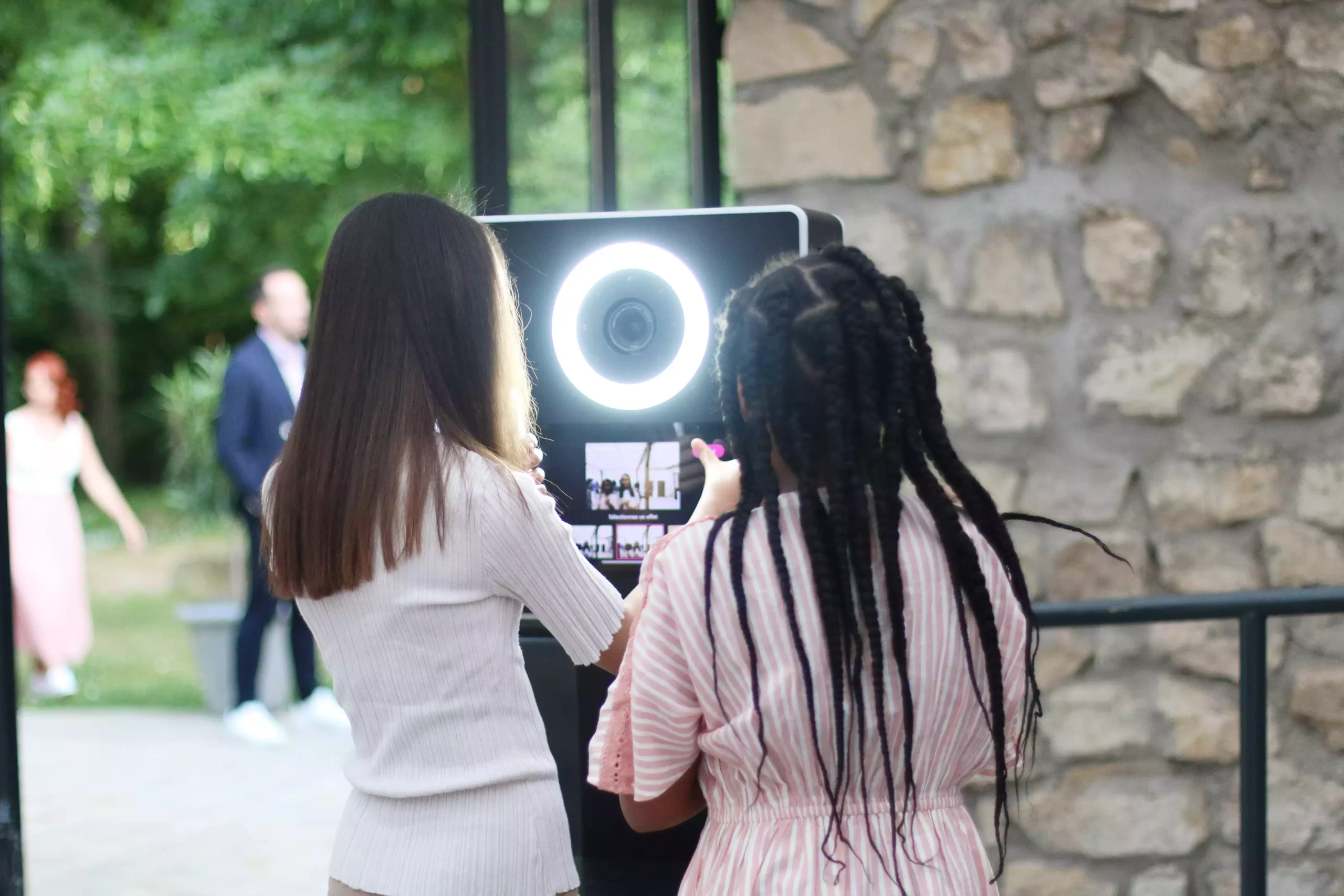 Photobooth anniversaire — invités qui s'amusent devant la borne selfie